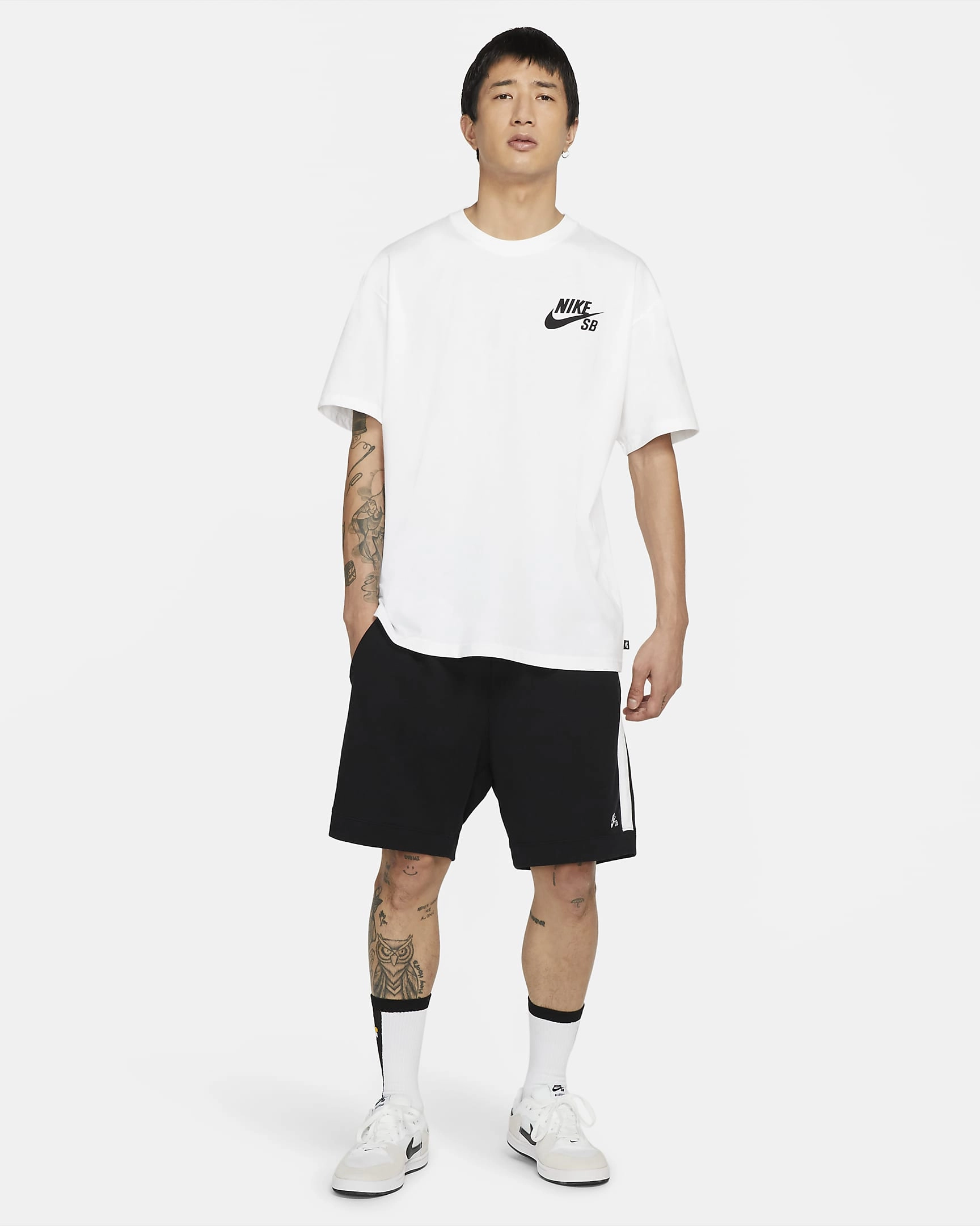 Nike SB Logo Tee : Ton look skate ultime, confort garanti ! Prépare-toi à rider avec style et légèreté.