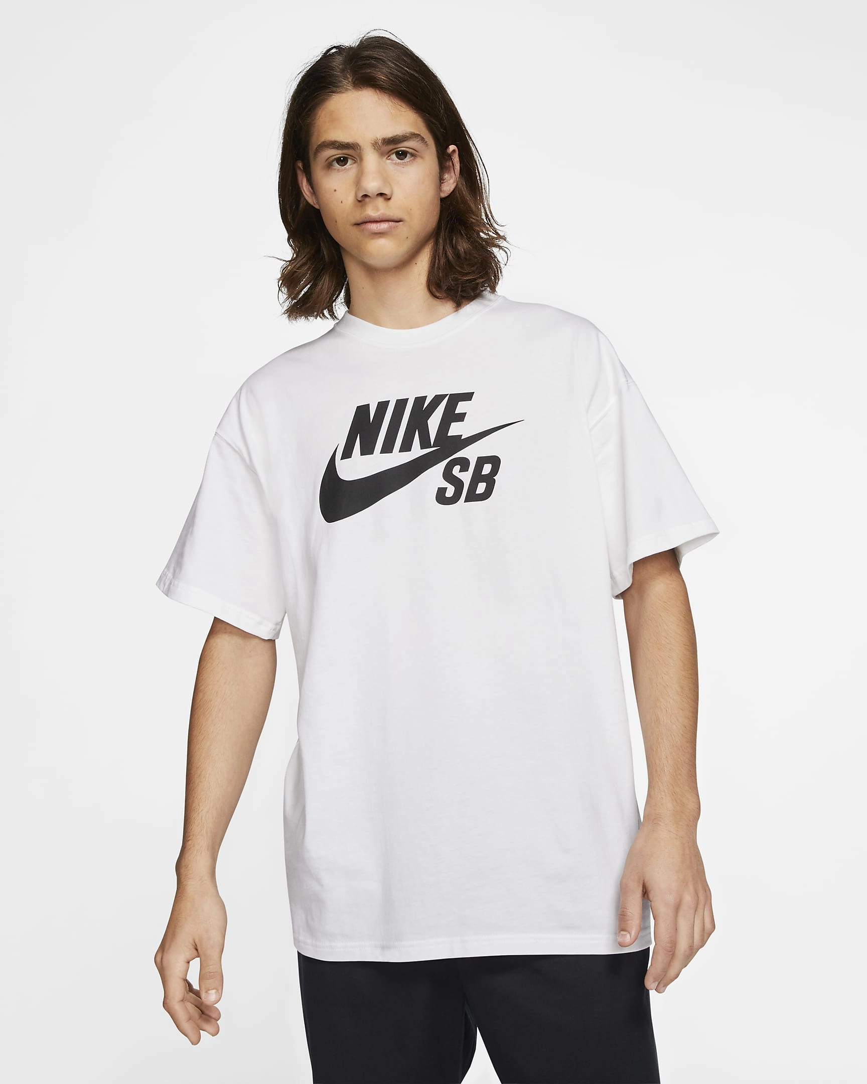 Nike SB Logo Tee : L'Esprit Skate Urbain Capturé en Un Tee-shirt Mythique.