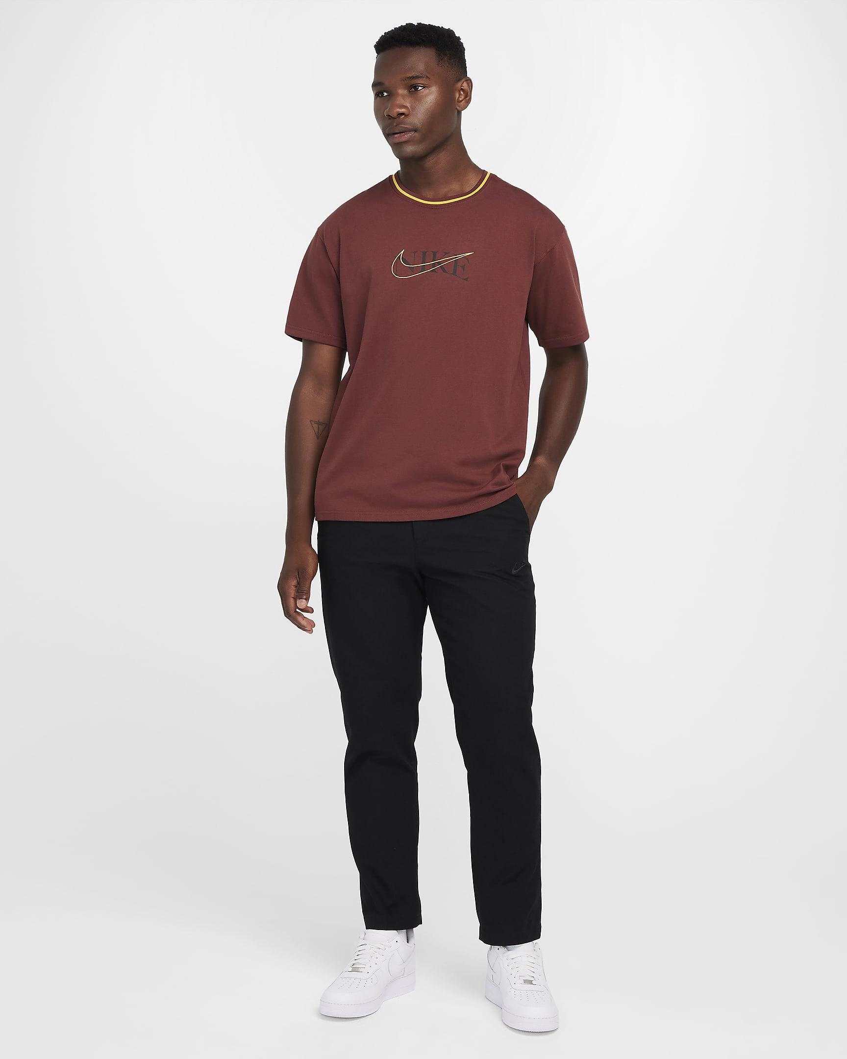 Nike Max90 Sportswear Tee: L'essentiel du style décontracté pour un look frais et urbain, prêt à bouger!